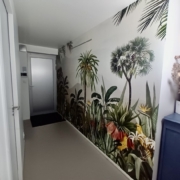 Pose d'un papier peint panoramique dans un hall d'entrée, Orée d'Anjou