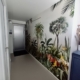 Pose d'un papier peint panoramique dans un hall d'entrée, Orée d'Anjou