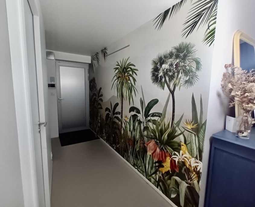 Pose d'un papier peint panoramique dans un hall d'entrée, Orée d'Anjou