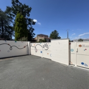 réalisation d'une fresque de formes géométriques, mise en peinture de muret et application d'antirouille sur portail