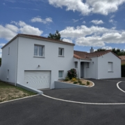 ravalement de façade, mise en peinture d'étanchéité, pulvérisation fongicide sur toiture, application d'un décontaminant sur tableaux et murs